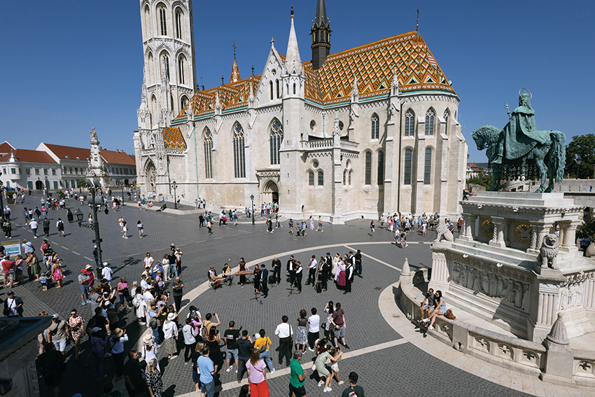 與余澤民相遇，與拉斯洛結緣