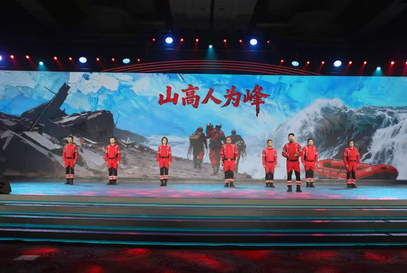 張善豐：《山高人為峰》