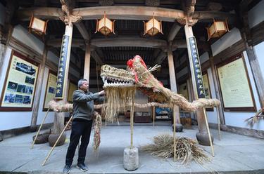 安徽黃山：&ldquo;舞草龍&rdquo; 慶豐年