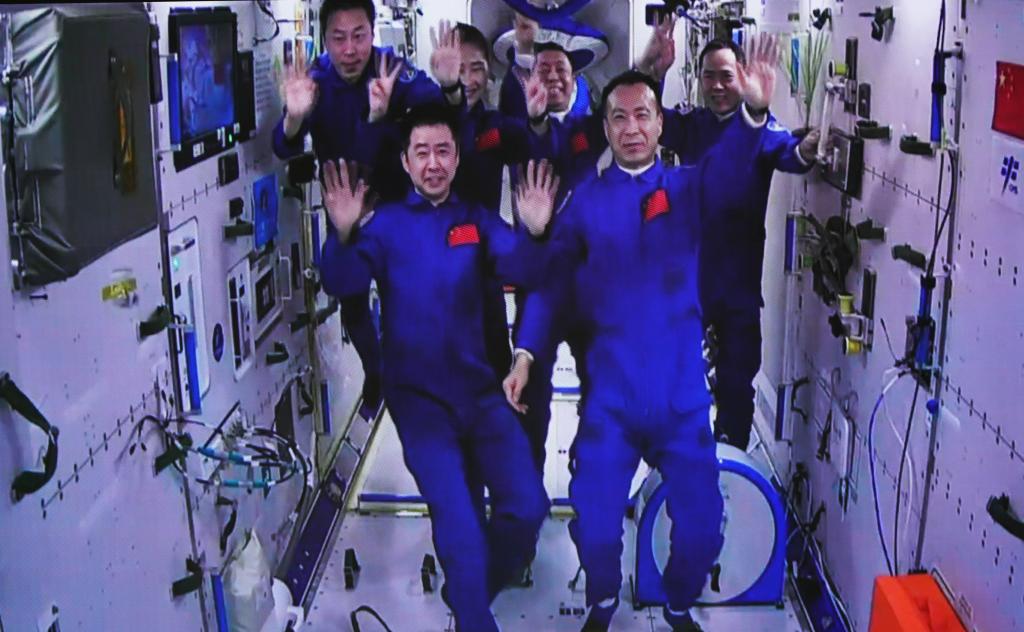 新華全媒+丨神舟十五號3名航天員順利進(jìn)駐中國空間站 兩個(gè)航天員乘組首次實(shí)現&ldquo;太空會(huì )師&rdquo;