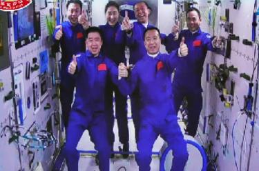 新華全媒+丨神舟十五號、神舟十四號乘組&ldquo;太空會(huì )師&rdquo;