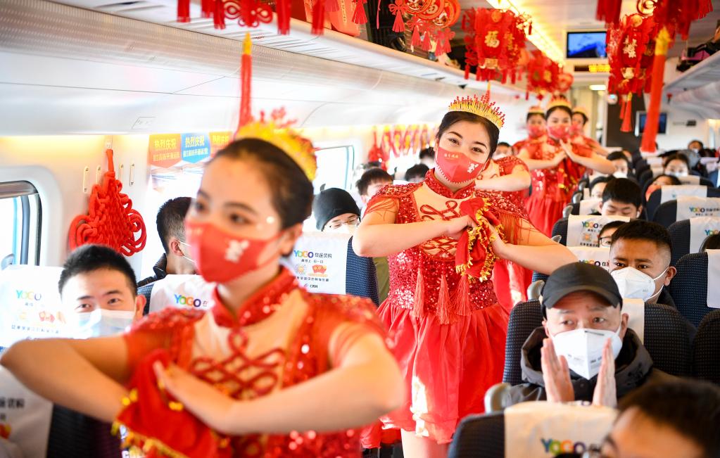 新春走基層丨列車(chē)上的&ldquo;春晚&rdquo; 將歡樂(lè )帶回家