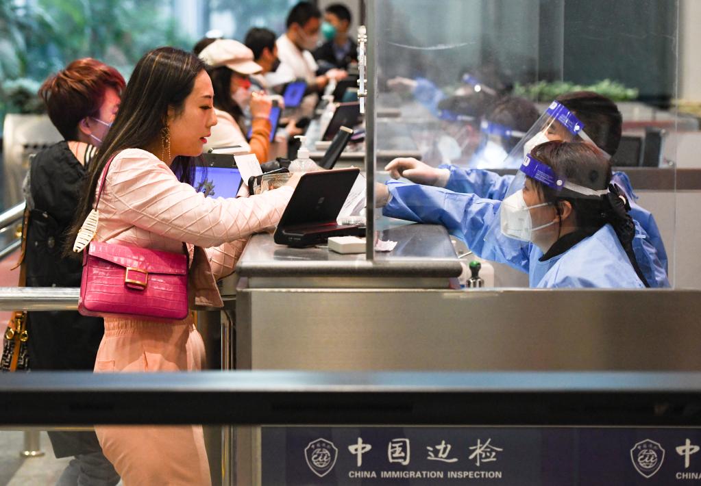 ?？冢憾啻氩⑴e保障旅客高效通關(guān)