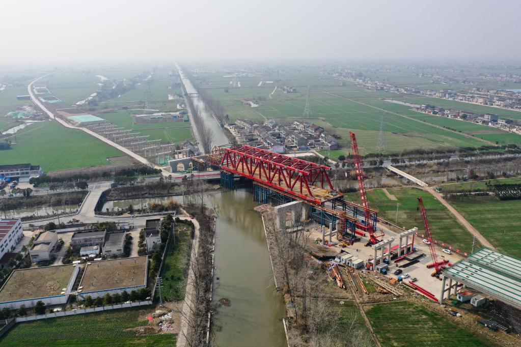 常泰長(cháng)江大橋南北公路接線(xiàn)工程跨G345特大橋鋼桁梁頂推作業(yè)有序推進(jìn)