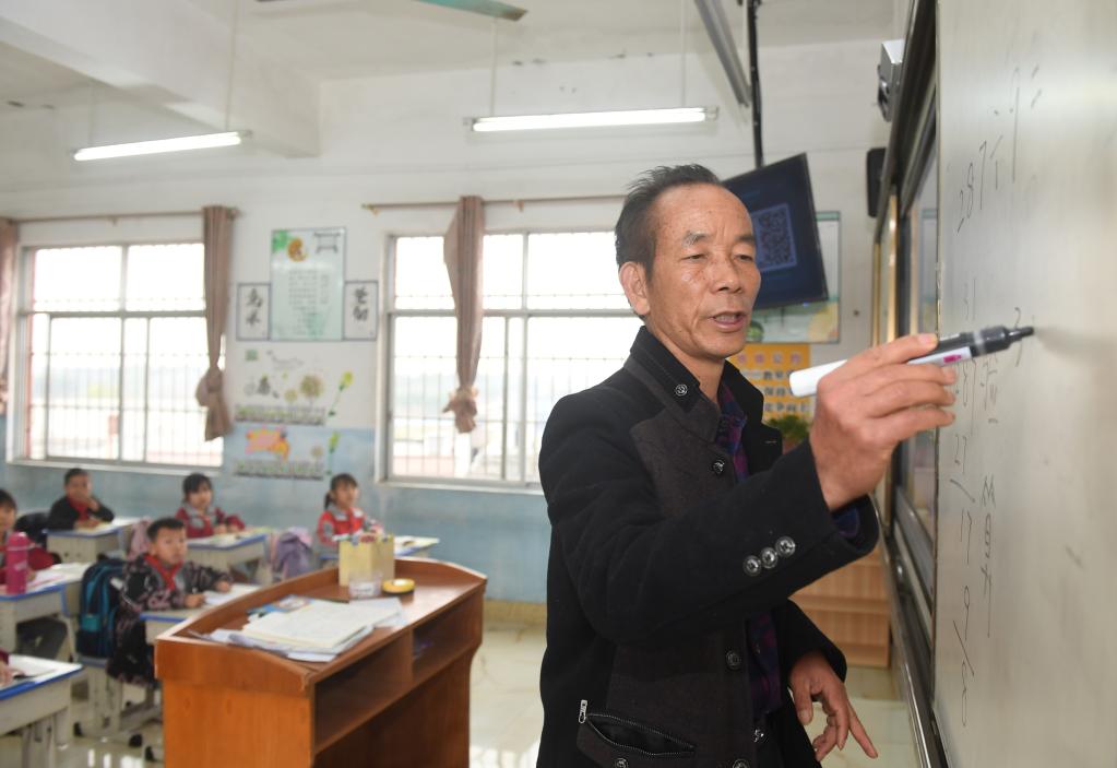 帶著(zhù)抗癌藥去上課的鄉村教師