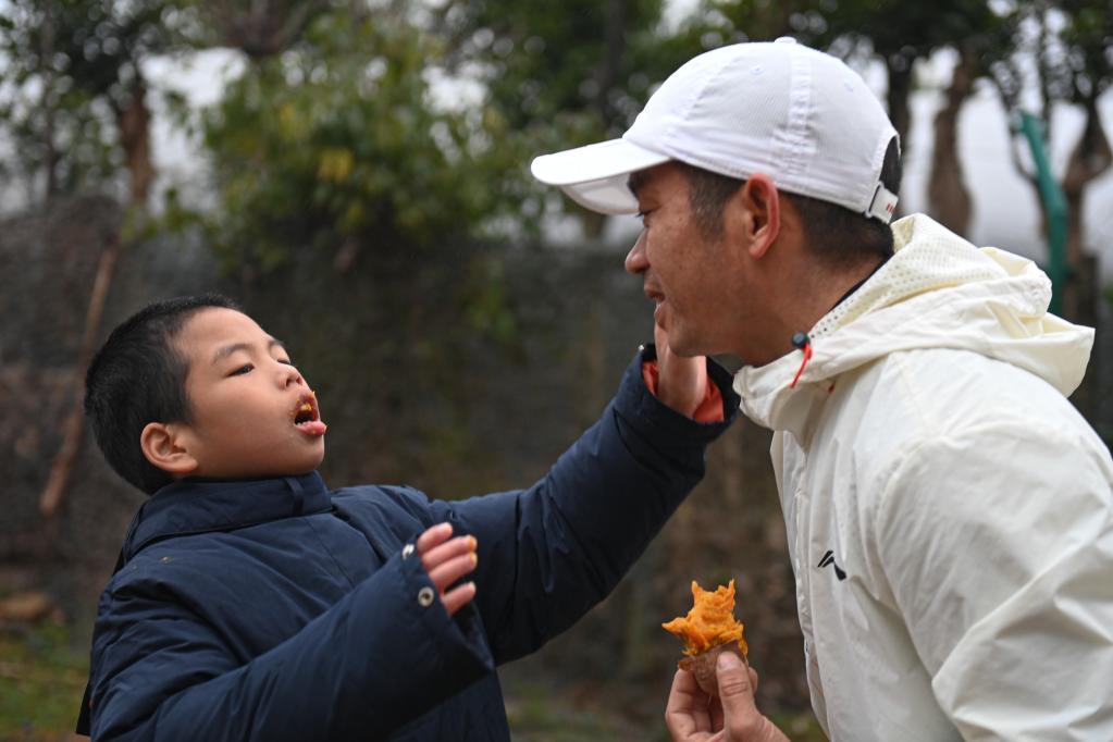新華全媒+丨這位父親，推著(zhù)兒子跑過(guò)56個(gè)馬拉松