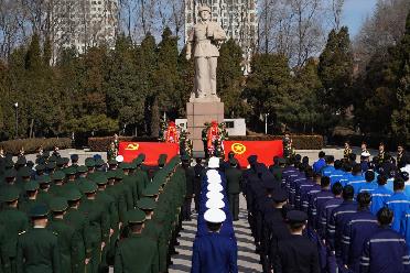 &ldquo;把雷鋒精神代代傳承下去！&rdquo;&mdash;&mdash;軍地青年典型代表祭掃雷鋒墓側記