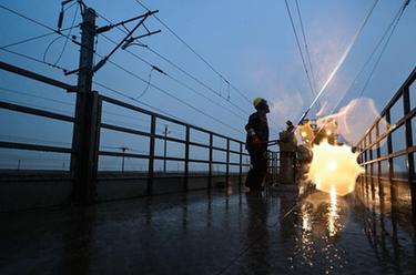 青藏鐵路&ldquo;萬(wàn)丈鹽橋&rdquo;開(kāi)展鹽污清洗工作