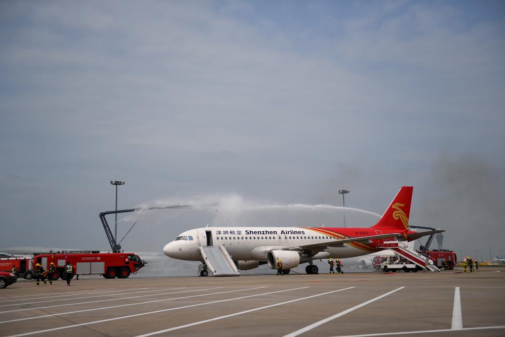 深圳機場(chǎng)舉行大規模應急救援綜合演練