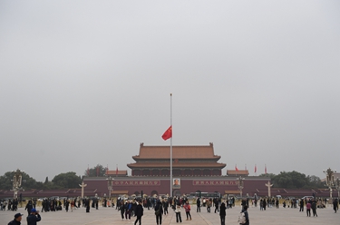 天安門(mén)下半旗悼念李克強同志&nbsp;