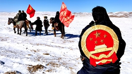 青?，敹喾ㄔ焊删?0多年扎根高原司法為民